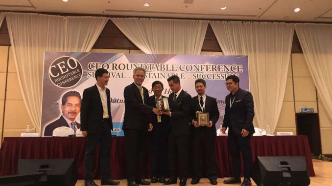 Prof. Dato. Dr Chua receiving awards from speakers and organizers from CEO Roundtable Conference 2017.